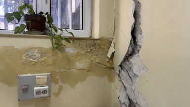 Като след трус: Огромни пукнатини зейнаха във Втора градска болница (снимки)