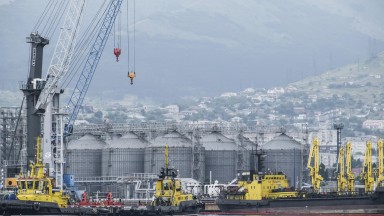 Пристанището в Новоросийск спря износа на нефт след украинска атака с дронове