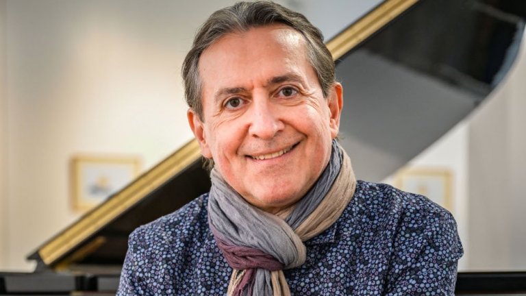 Търновската публика в очакване на изключителния пианист Людмил Ангелов