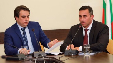 Асен Василев: Румен Спецов беше назначен, за да събира данъци, а не да управлява рафинерия
