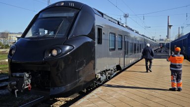 Тестват по български релси първия изцяло нов влак от 20 години (снимки)