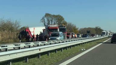 Катастрофирал ТИР предизвика 10-километрово задръстване на АМ "Тракия" (снимки)