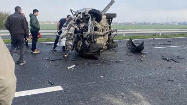 Кола прескочи мантинелата и се заби челно в друг автомобил на "Тракия", има загинали (снимки)