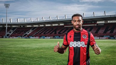 Официално: Локомотив (София) привлече играч с 119 мача в английската Висша лига