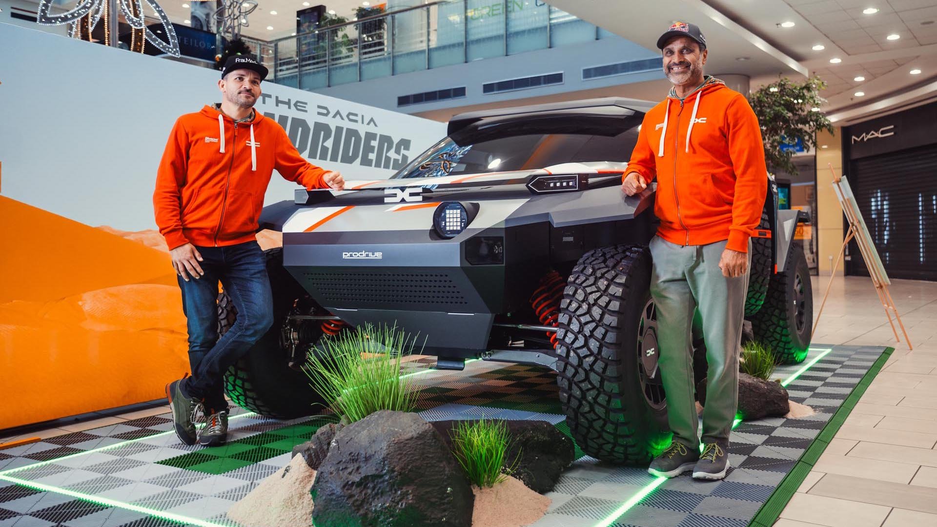 Насер Ал-Атия (в дясно) - пилот в отбора на Dacia Sandriders и навигаторът му Фабиан Люркен