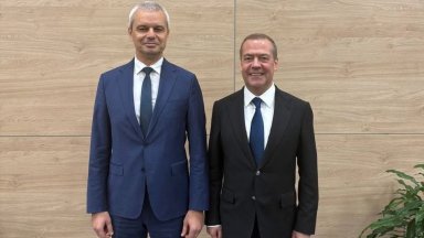 Костадинов обсъди съдбата на "Лукойл" с Медведев в Сочи