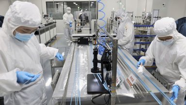 Китайски учени създадоха толкова здрав полимер, че само лепенка от него изтегля цяла кола 