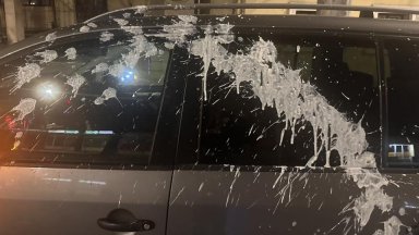 Ново хулиганство на пътя: Заливат в движение коли и пешеходци с кисело мляко (снимка/видео)