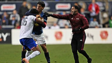 САЩ победи Парагвай във футболна контрола с ММА елементи