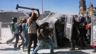 Мексико сити се превърна в бойно поле, щурмуваха президентския дворец (снимки/видео)