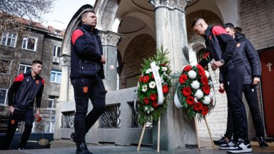 Треньорът и вратарите на националния отбор изпратиха легендата Стоян Йорданов