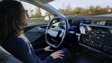 Ford търси хора, които шофират без ръце по магистралата