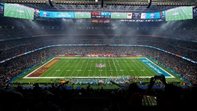 Пред Флорентино, Зидан, кмета на Мадрид и 78 000: Американският футбол превзе "Бернабеу"