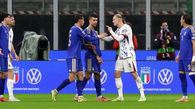 Опипваха го по задника и той ги наказа с два гола. Просто култов Холанд