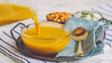 Сгряващо: Ароматна крем супа от нахут, тиква и зеленчуци