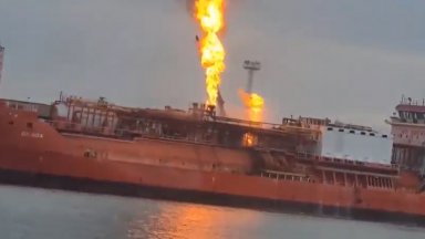 Евакуация в Румъния заради горящ кораб с пробан-бутан след атака с дронове в Украйна (видео)