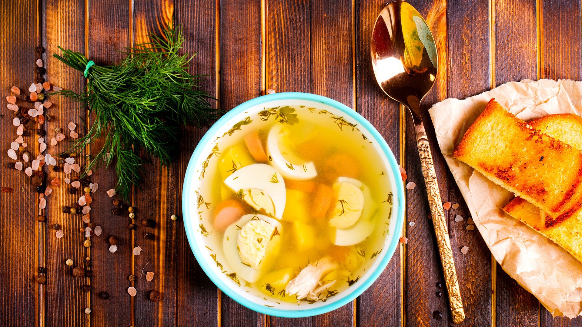 Само за половин час: Пилешка чорба с пъдпъдъчи яйца