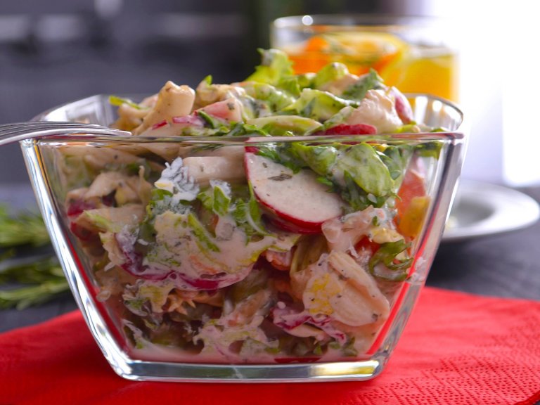 За мезе: Салата с репички, целина и майонезен сос