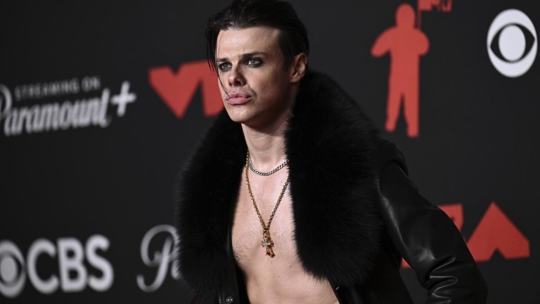 Певецът Йънгблъд ще прекъсне турнето си поради здравословни проблеми