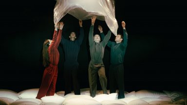 Спектакъл в Народния театър размива границите между сън и действителност