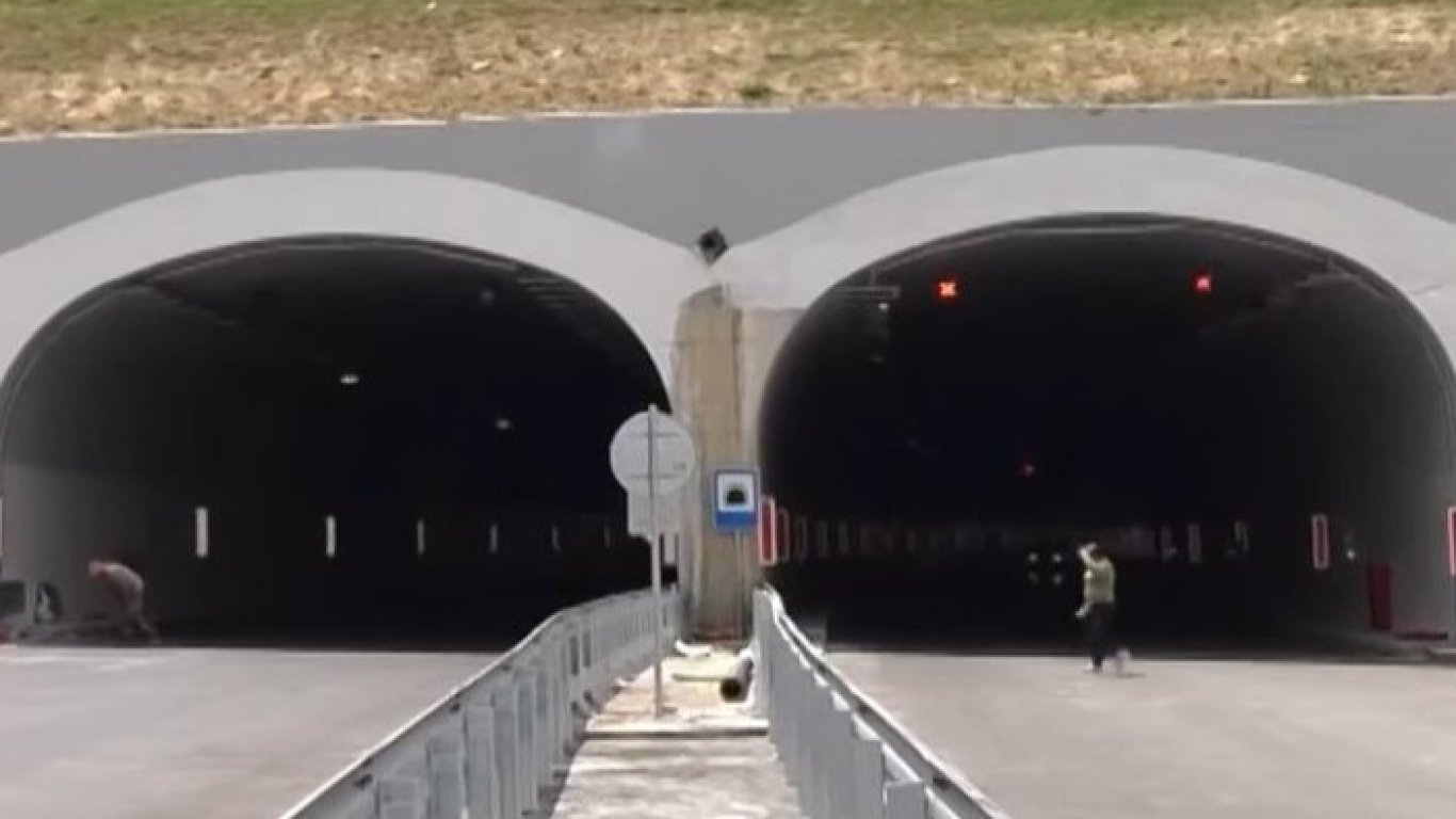 Опасно забавление: Младежи хвърлят камъни по колите на скоростен път за клипове в TikTok