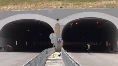 Опасно забавление: Младежи хвърлят камъни по колите на скоростен път за клипове в TikTok