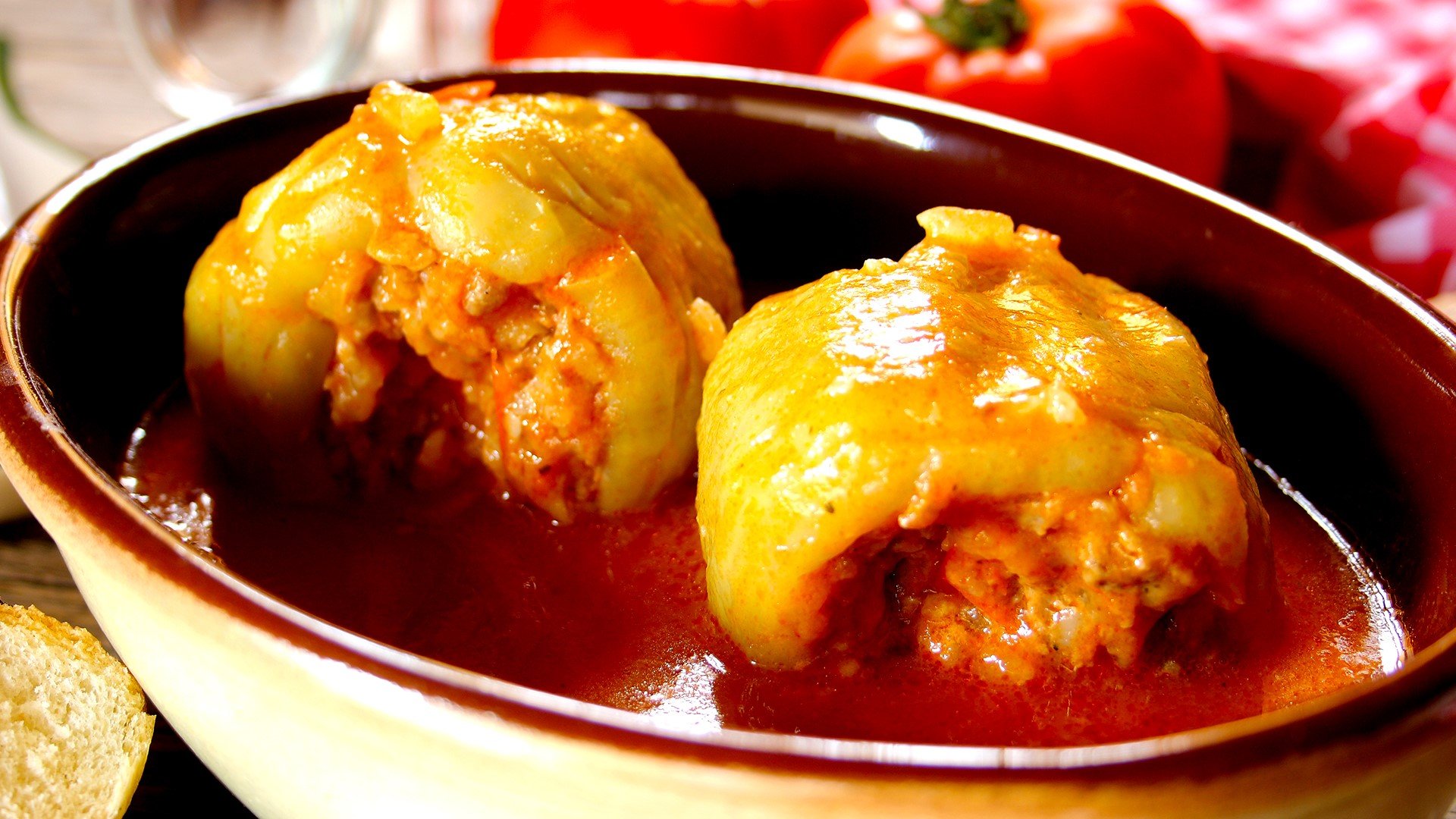 Без мазнина: Пълнени чушки с доматен сос