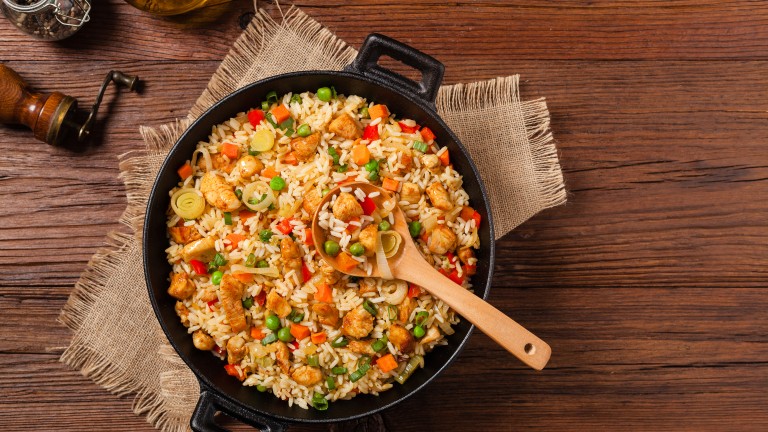 За 30 минути: Ориз с пиле, праз и зеленчуци