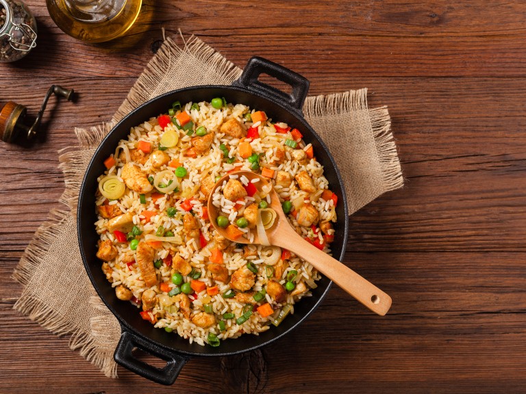 За 30 минути: Ориз с пиле, праз и зеленчуци