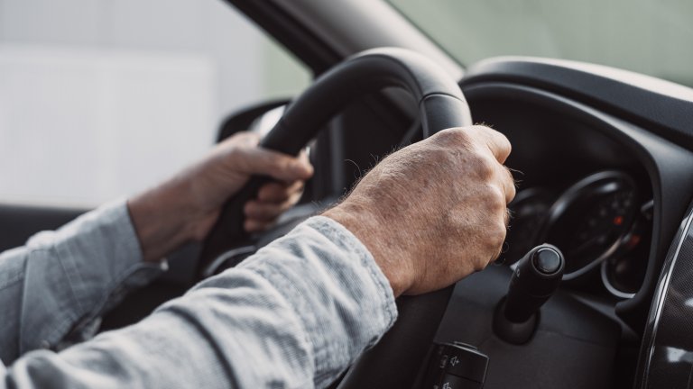 90-годишен кара в насрещното на магистрала в Атина с книжка, изтекла преди 8 г.