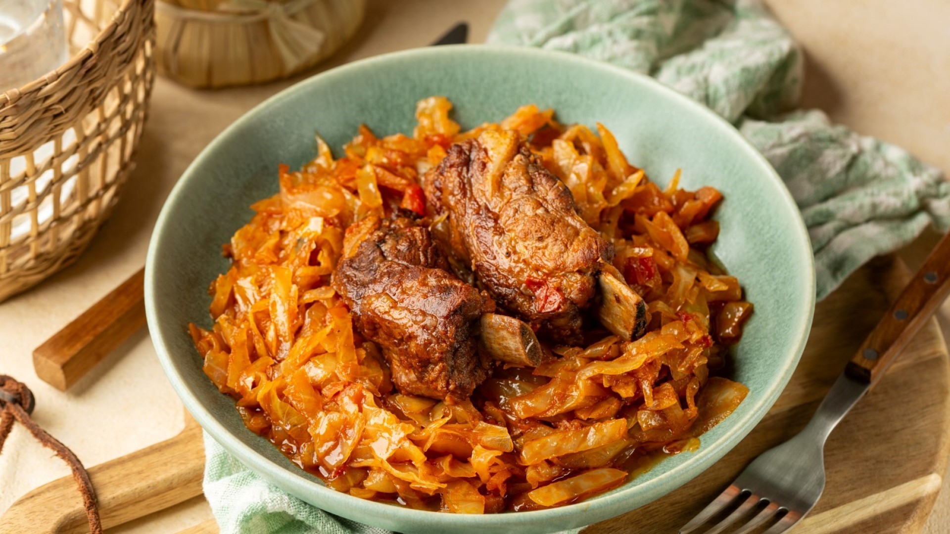 Прясно зеле със свински ребърца