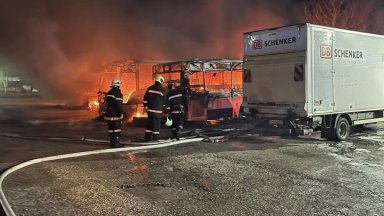 МВР показа видео от пожара, изпепелил коли и автобуси в автобазата на Костинброд (видео)