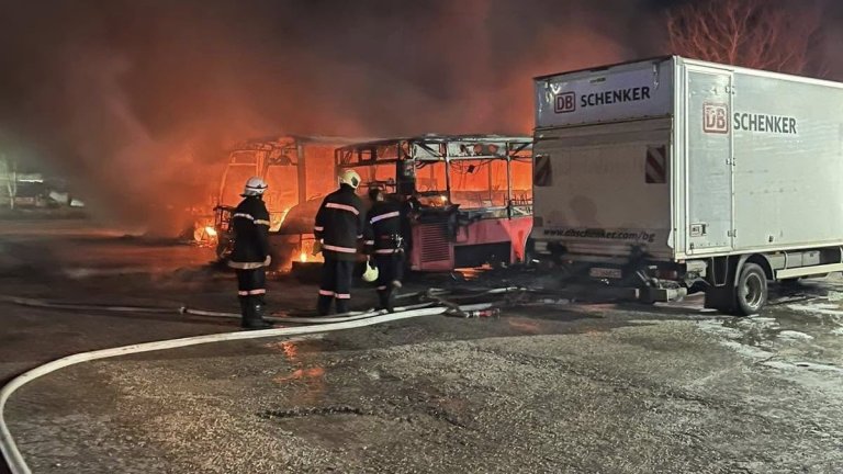 Три автобуса и влекач изгоряха на неохраняем паркинг в Костинброд