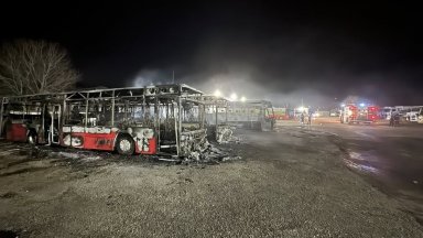 Пожар изпепели автобуси и коли в общинската автобаза на Костинброд (снимки)
