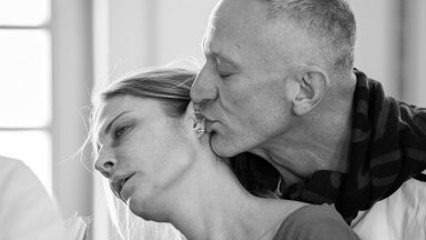 Звездите на Народния разкриват фалшивия блясък и варварството на богатото семейство в "Глембаеви"