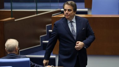 Асен Василев: Валентин Златев ли ще бъде истинският особен управител на "Лукойл"?