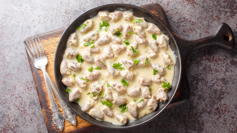 Пилешки сърчица със сметанов сос и гъби