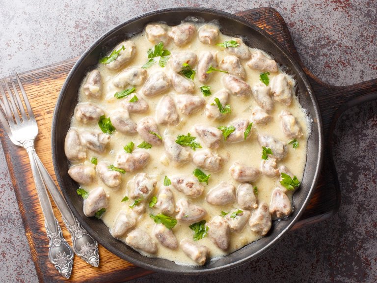 Пилешки сърчица със сметанов сос и гъби