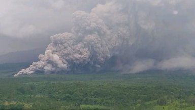 Максимална степен на тревога заради вулкан в Индонезия, изхвърля пепел на 6 км височина (видео)