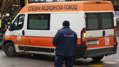 Хале се срути върху трима души на улица в София, единият издъхна в линейката