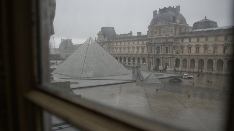 Наводнение в Лувъра е повредило стотици ценни книги и трудове, пишат френски издания