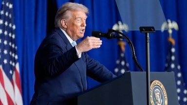 Тръмп подписа законопроекта за публикуване на досиетата "Епстийн"