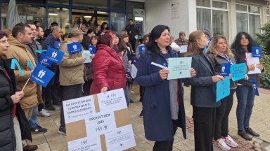 Вълна от протести в администрацията за по-високи заплати, първи излязоха от НСИ  (снимки)
