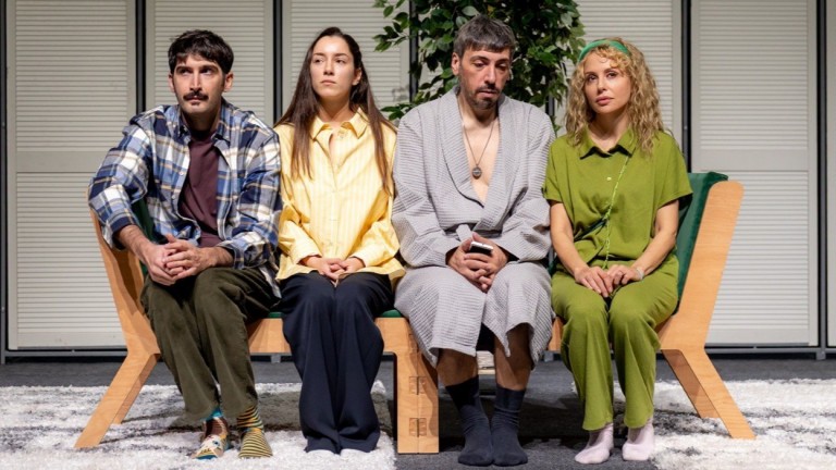 Пълна зала и дълги аплодисменти на премиерата на "Оставам за малко" в Театър Artvent