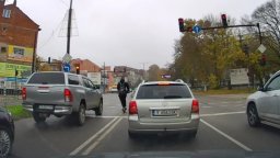 Водач на тротинетка се направи на каскадьор на червен светофар в Ямбол, хванаха го (видео)