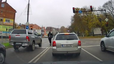 Водач на тротинетка се направи на каскадьор на червен светофар в Ямбол, хванаха го (видео)
