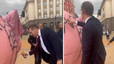 Станислав Анастасов от ДПС-НН нашари със спрей прасето пред парламента (видео)