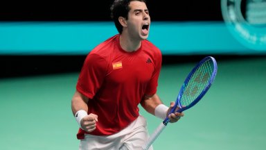 Испания е на полуфинал за Купа "Дейвис" след драма в страхотна атмосфера