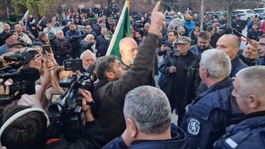 Напрежение пред Столичната община, протестиращи срещу зоните блокираха движението (снимки)