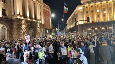 Протест в подкрепа на Коцев и срещу бюджета изпълни Триъгълника на властта (снимки/видео)